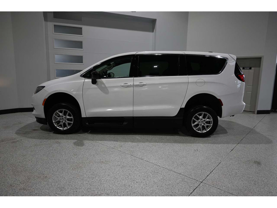 Used 2024 Chrysler Voyager LX FWD image 9