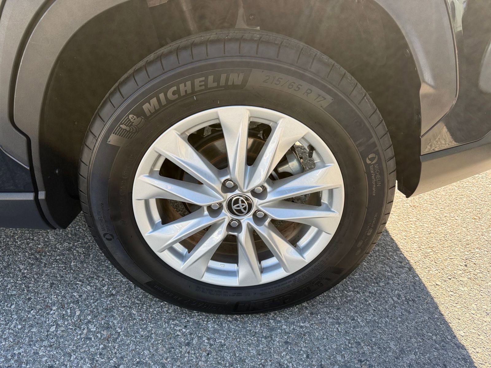 Used 2025 Toyota Corolla Cross LE image 25