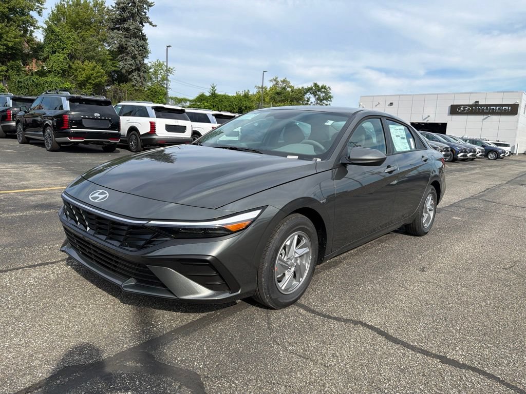New 2026 Hyundai Elantra SE FWD image 3