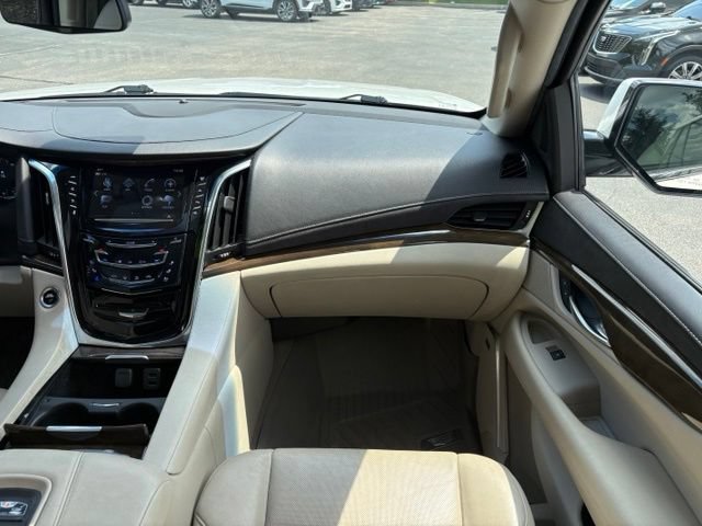 Used 2019 Cadillac Escalade Luxury AWD/4WD image 25