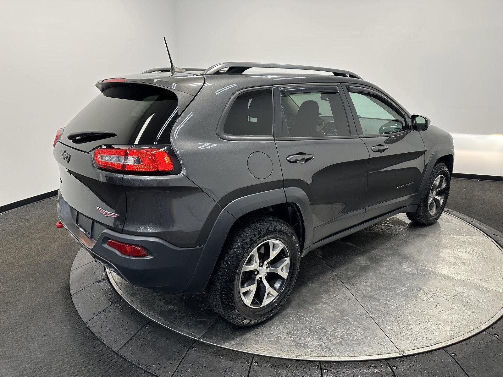 Used 2017 Jeep Cherokee Trailhawk image 7