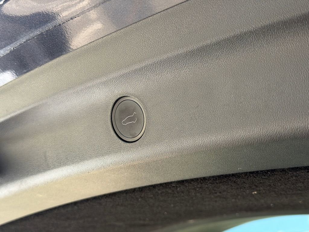 Used 2024 Tesla Model Y Long Range RWD image 9