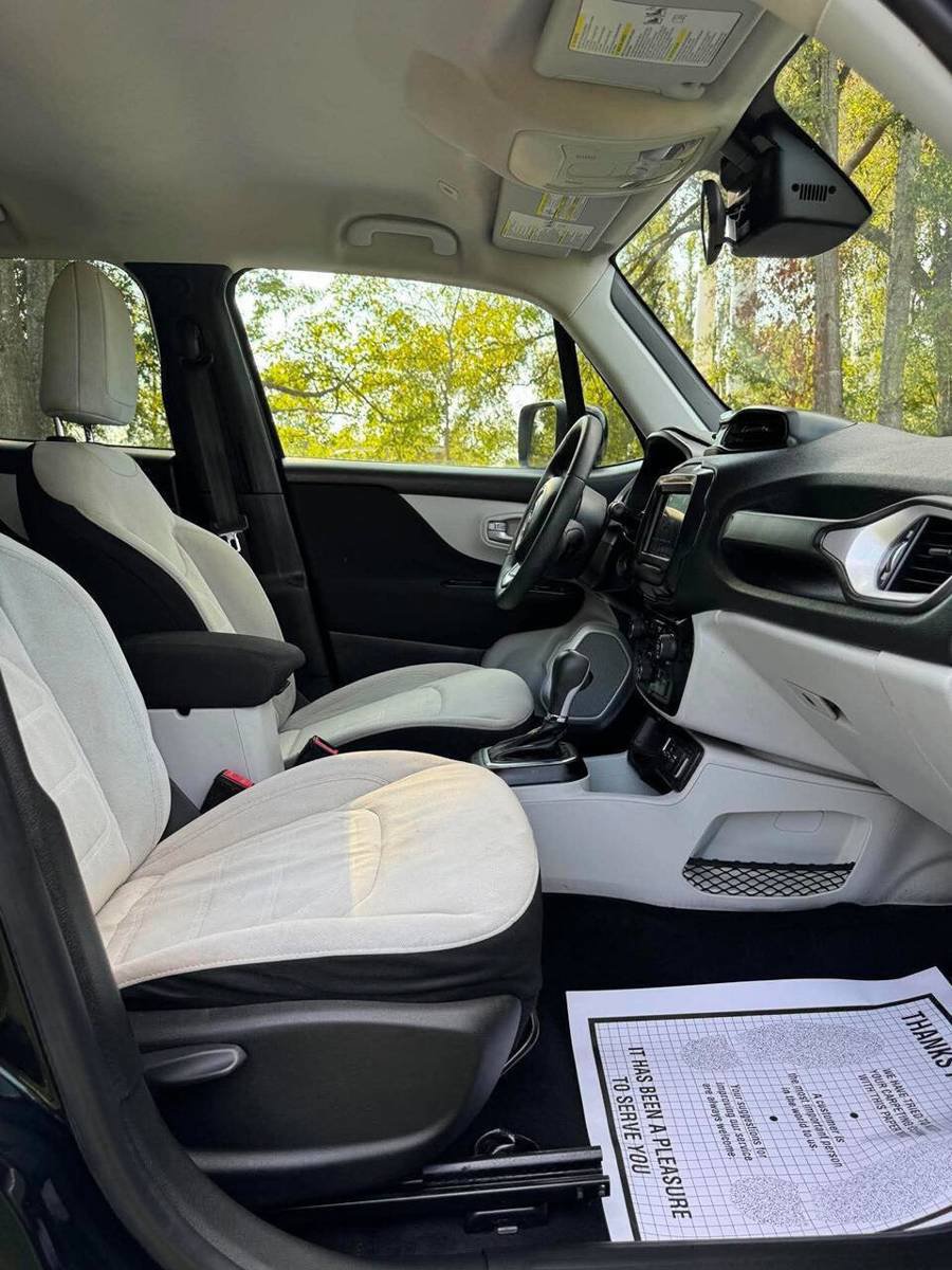 Used 2018 Jeep Renegade Latitude FWD image 14