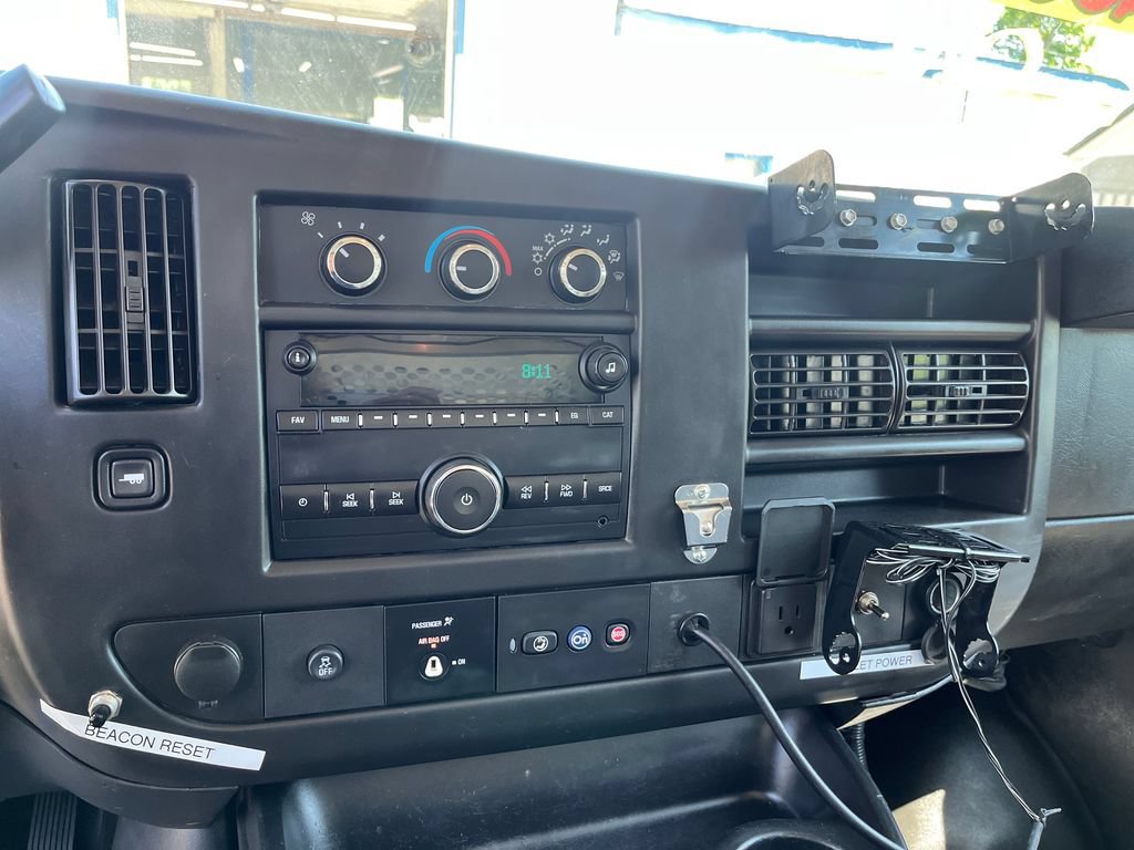 Used 2018 Chevrolet Express 2500 w/ Driver Convenience Package RWD image 3