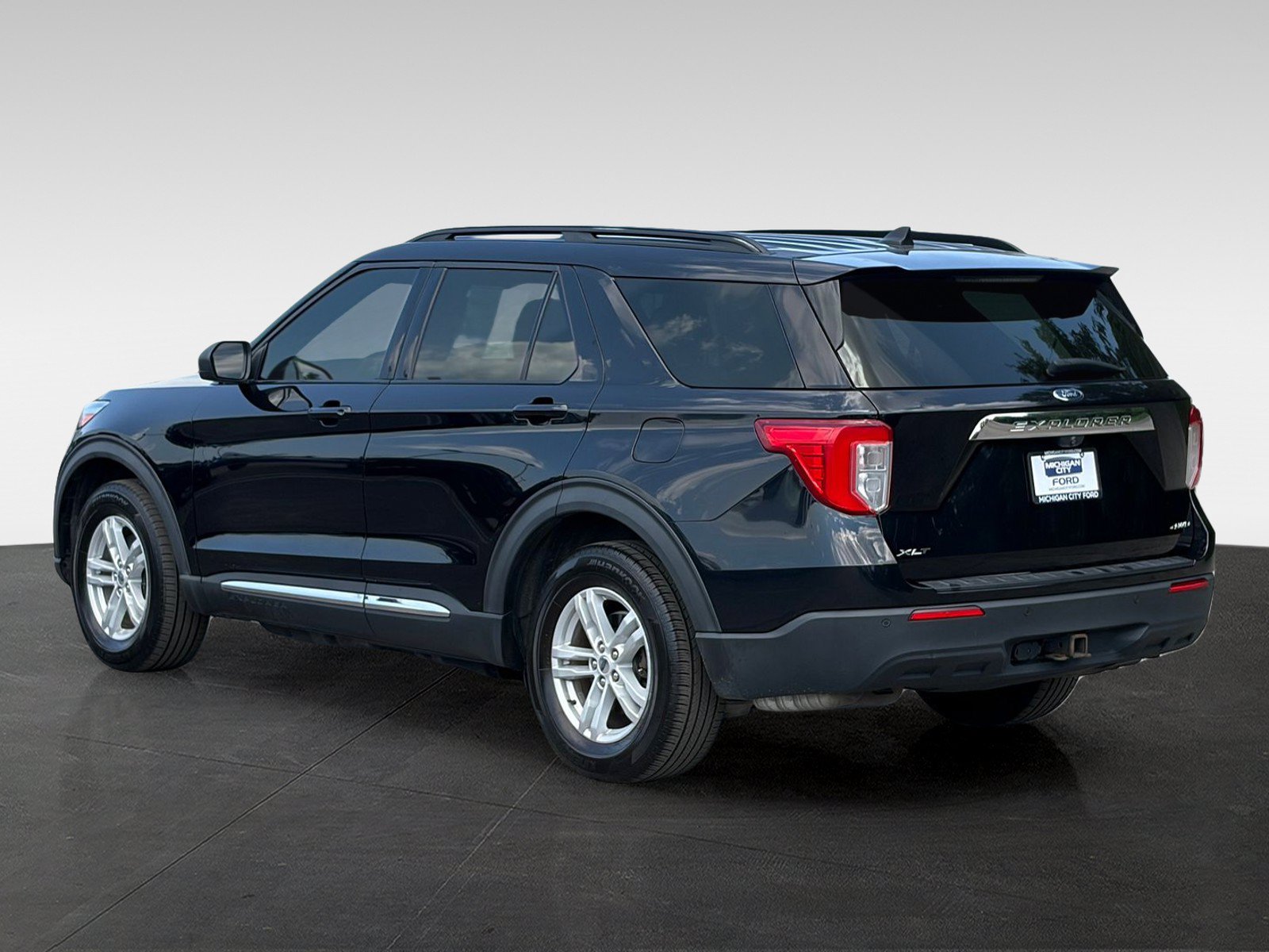 Used 2021 Ford Explorer XLT w/ Class III Trailer Tow Package AWD/4WD image 7
