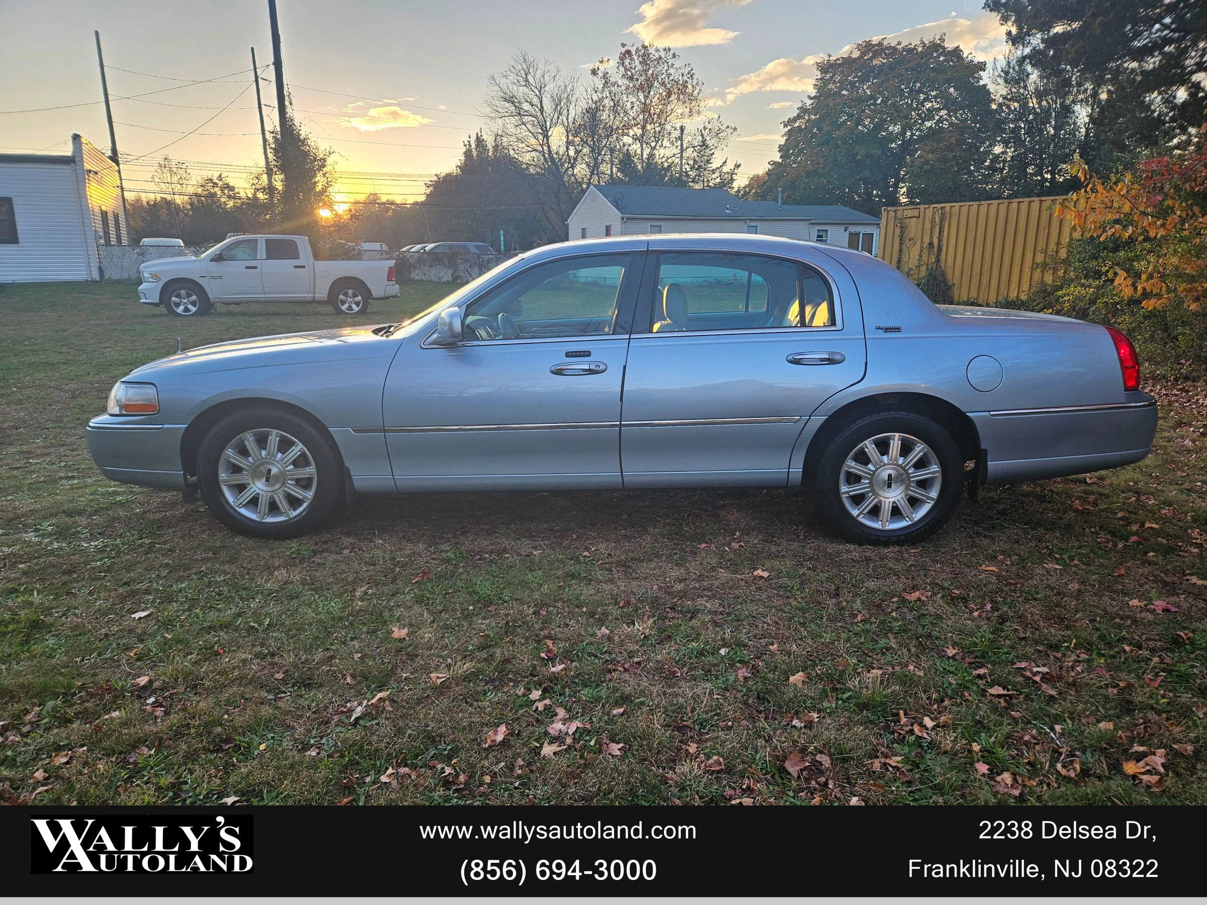 Used 2009 Lincoln Town Car Signature Limited image 6