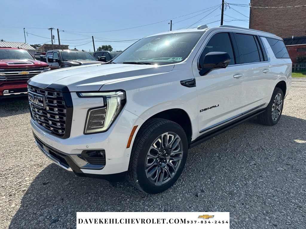 Used 2025 GMC Yukon XL Denali Ultimate w/ LPO, Illumination Package AWD/4WD image 1