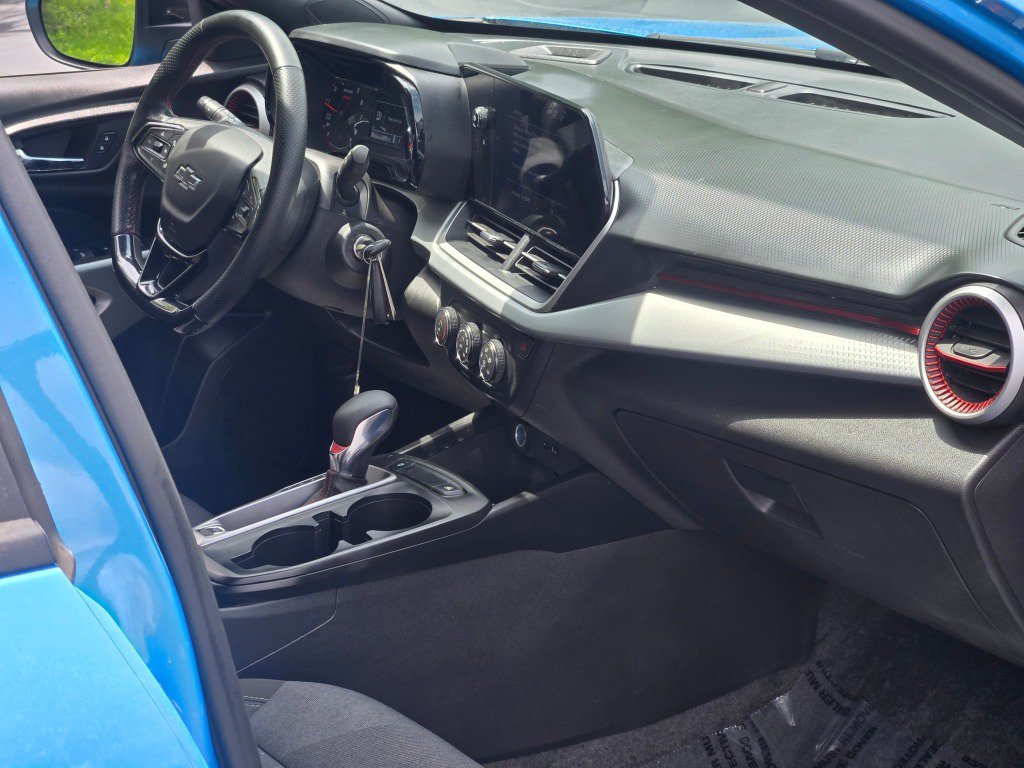 Used 2025 Chevrolet Trax RS FWD image 8