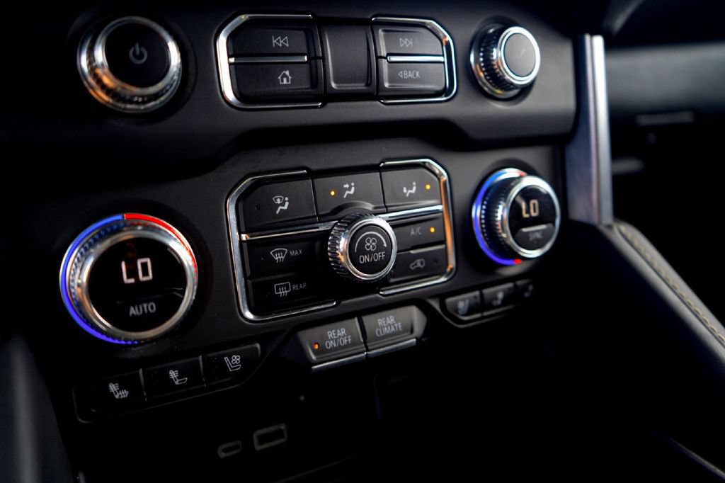 Used 2023 GMC Yukon XL SLT w/ SLT Luxury Package AWD/4WD image 17