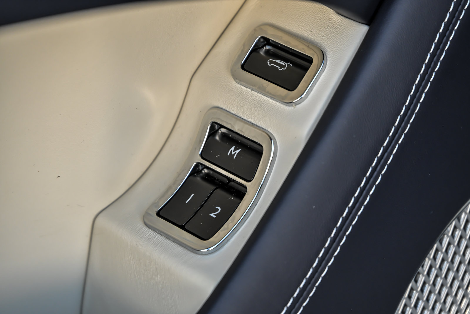 Certified 2023 Bentley Bentayga AWD/4WD image 17