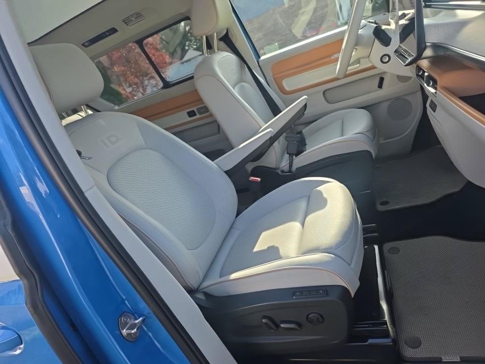Used 2025 Volkswagen ID. Buzz Pro S Plus AWD/4WD image 5