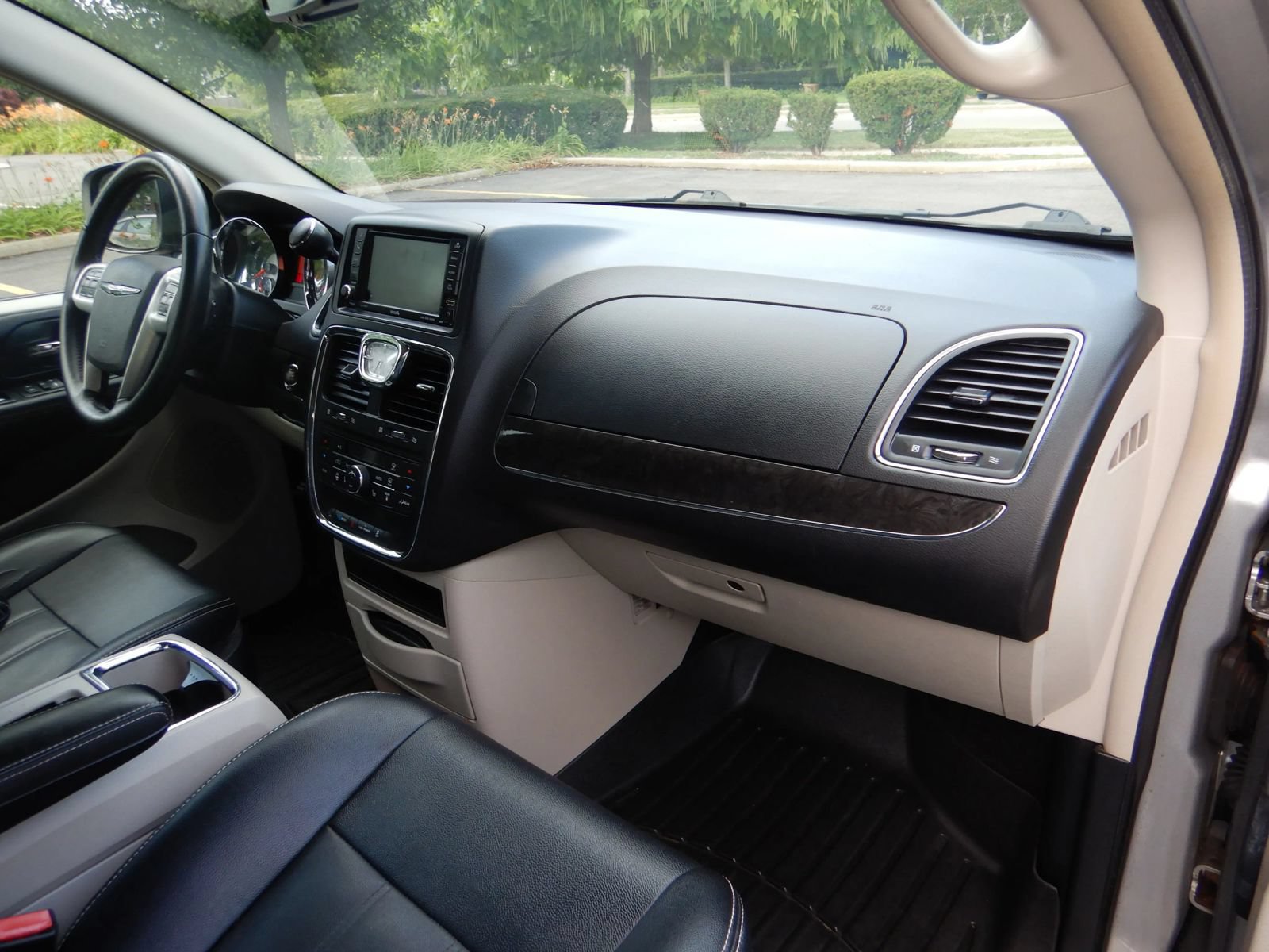 Used 2016 Chrysler Town & Country Touring w/ Driver Convenience Group FWD image 20