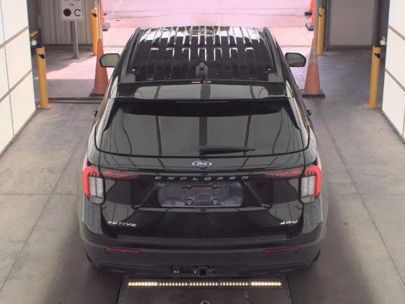 Used 2025 Ford Explorer Active AWD/4WD image 6