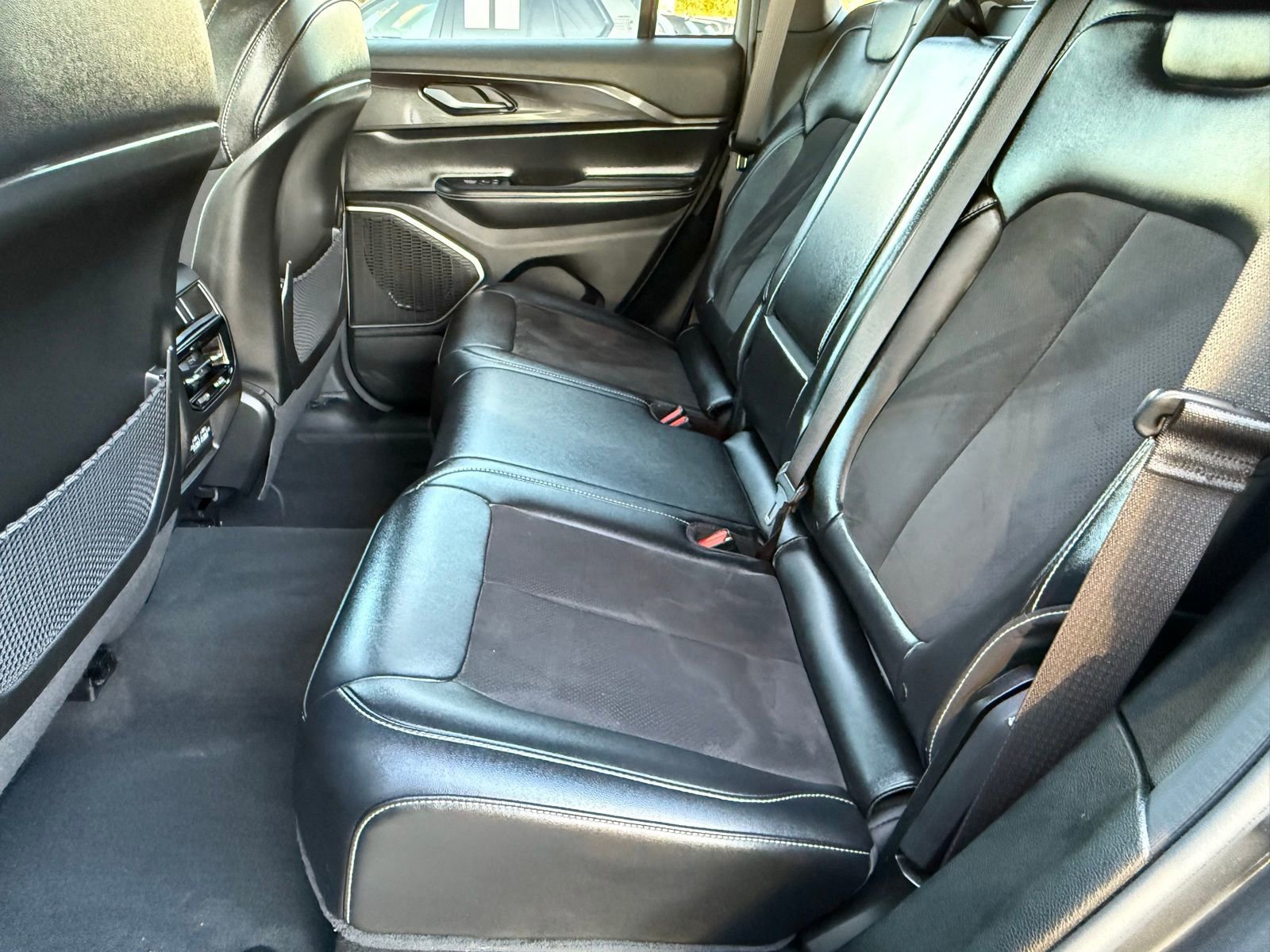 Used 2022 Jeep Grand Cherokee Altitude image 31