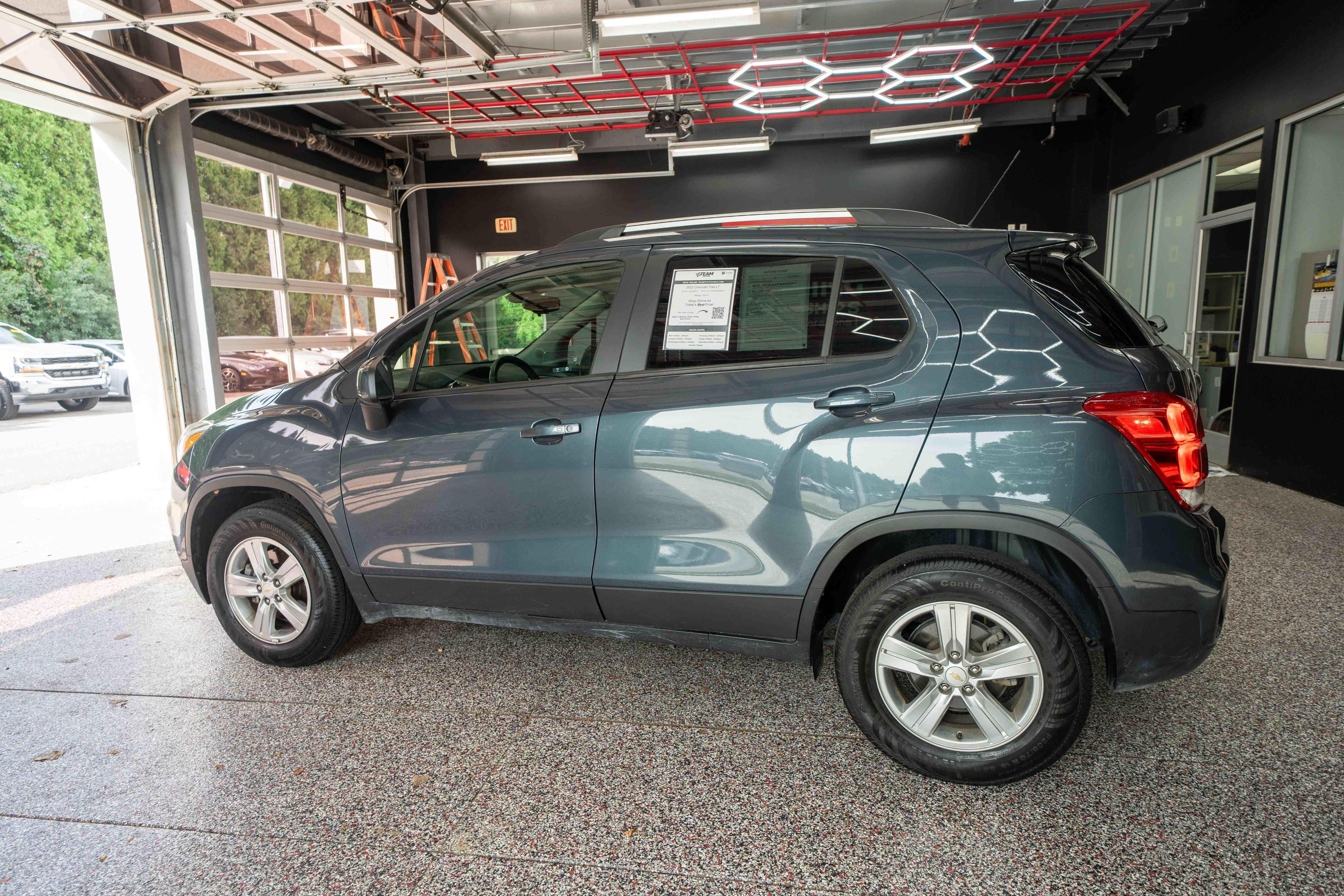 Used 2022 Chevrolet Trax LT w/ LT Convenience Package AWD/4WD image 2