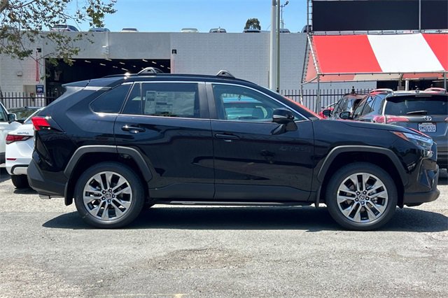 Used 2025 Toyota RAV4 XLE Premium image 4
