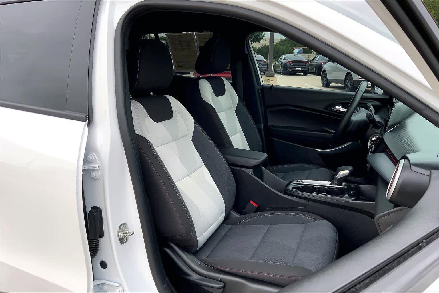 Used 2025 Chevrolet Trax RS w/ Sunroof Package FWD image 9
