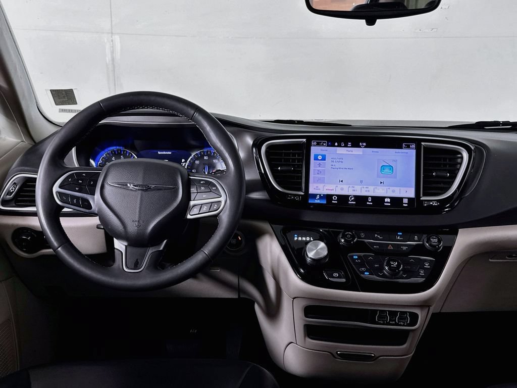 Used 2023 Chrysler Pacifica Touring-L FWD image 12