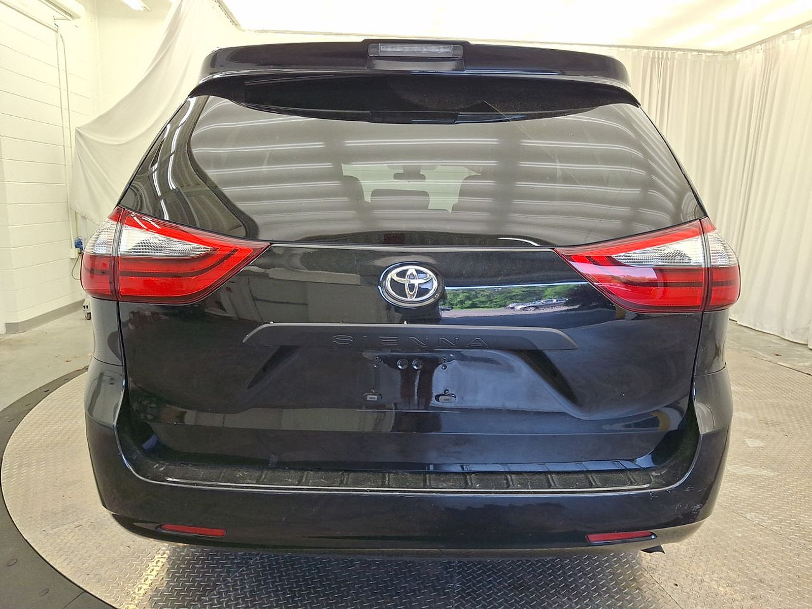 Used 2020 Toyota Sienna L FWD image 22