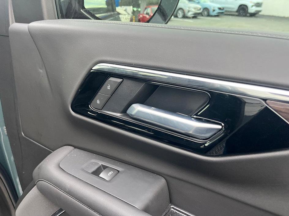 Used 2025 Chevrolet Tahoe Z71 w/ Comfort Package image 31