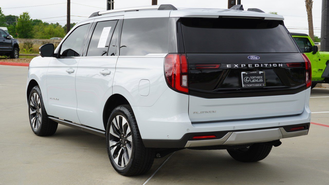 Used 2025 Ford Expedition Platinum w/ Driver's Package AWD/4WD image 9