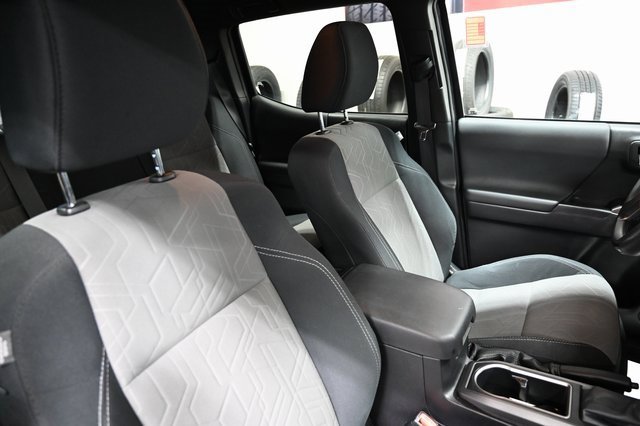 Used 2022 Toyota Tacoma TRD Off-Road image 9