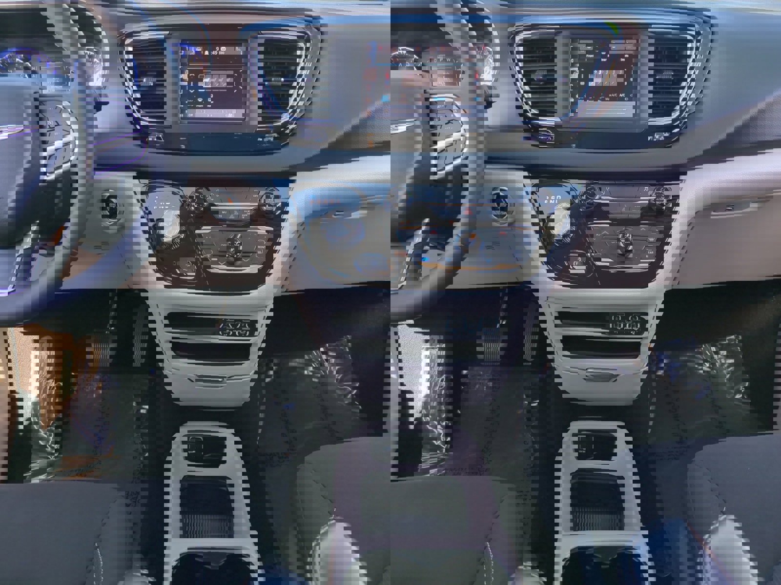 Used 2023 Chrysler Voyager LX image 11