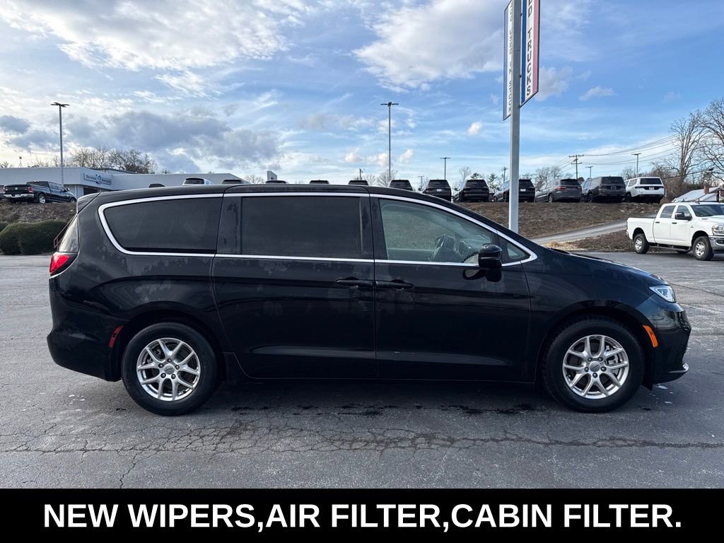 Used 2024 Chrysler Pacifica Touring-L image 3