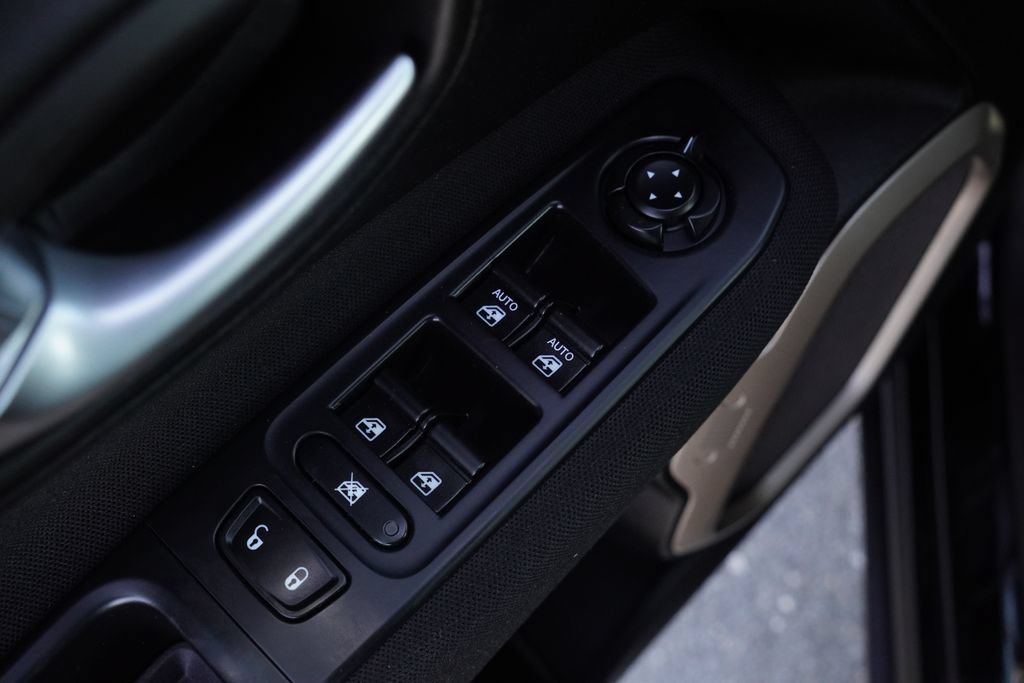Certified 2017 Jeep Renegade Latitude AWD/4WD image 18