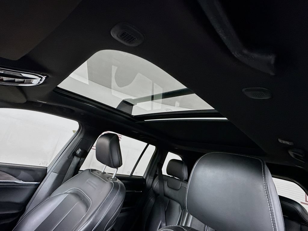 Used 2022 Jeep Grand Cherokee Overland AWD/4WD image 12