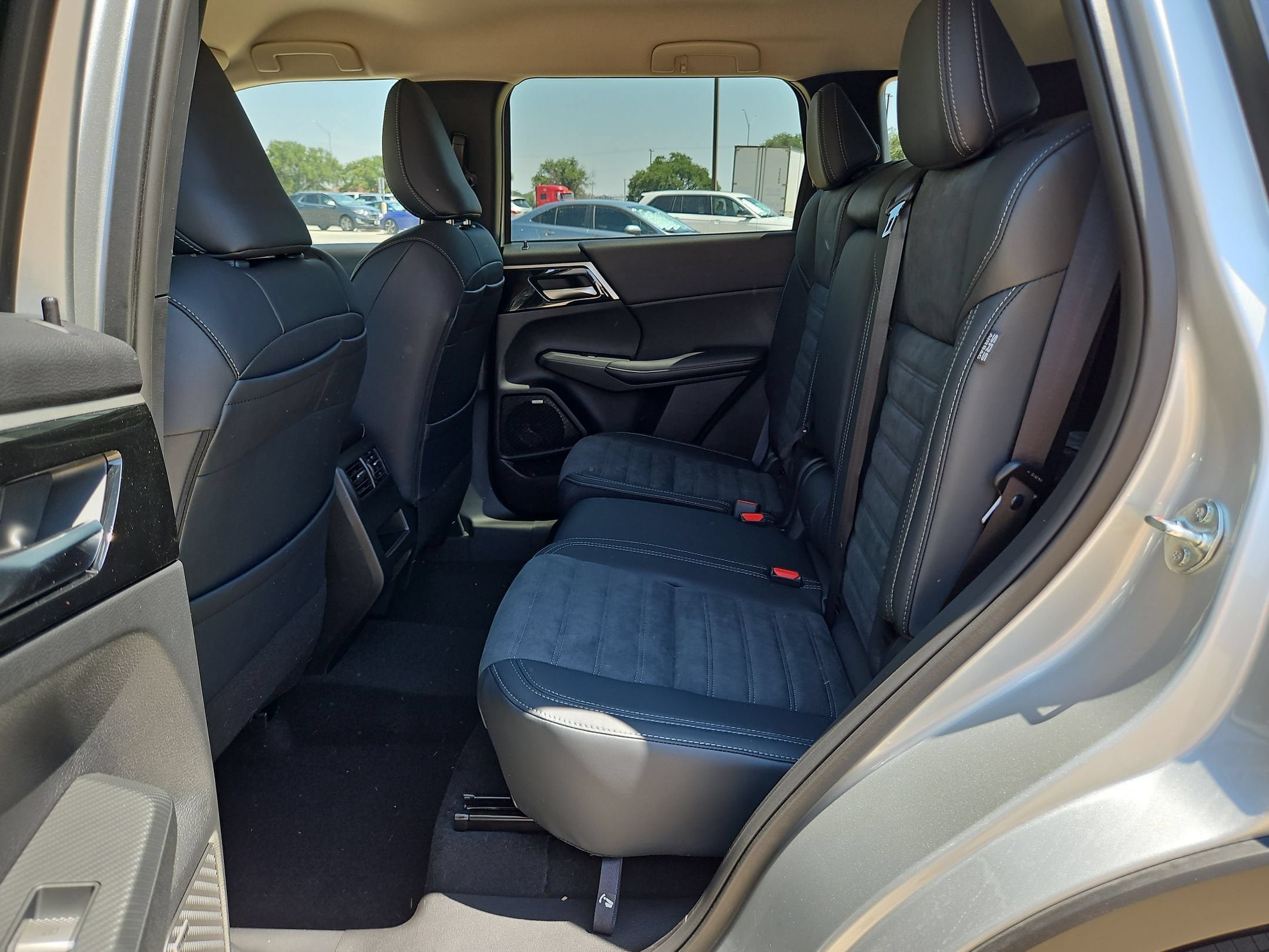 New 2026 Mitsubishi Outlander SE FWD image 13