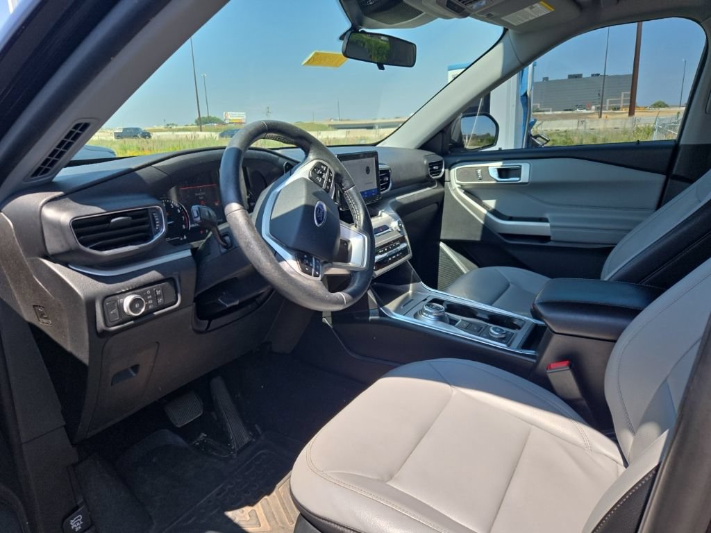 Used 2021 Ford Explorer XLT w/ Equipment Group 202A AWD/4WD image 11
