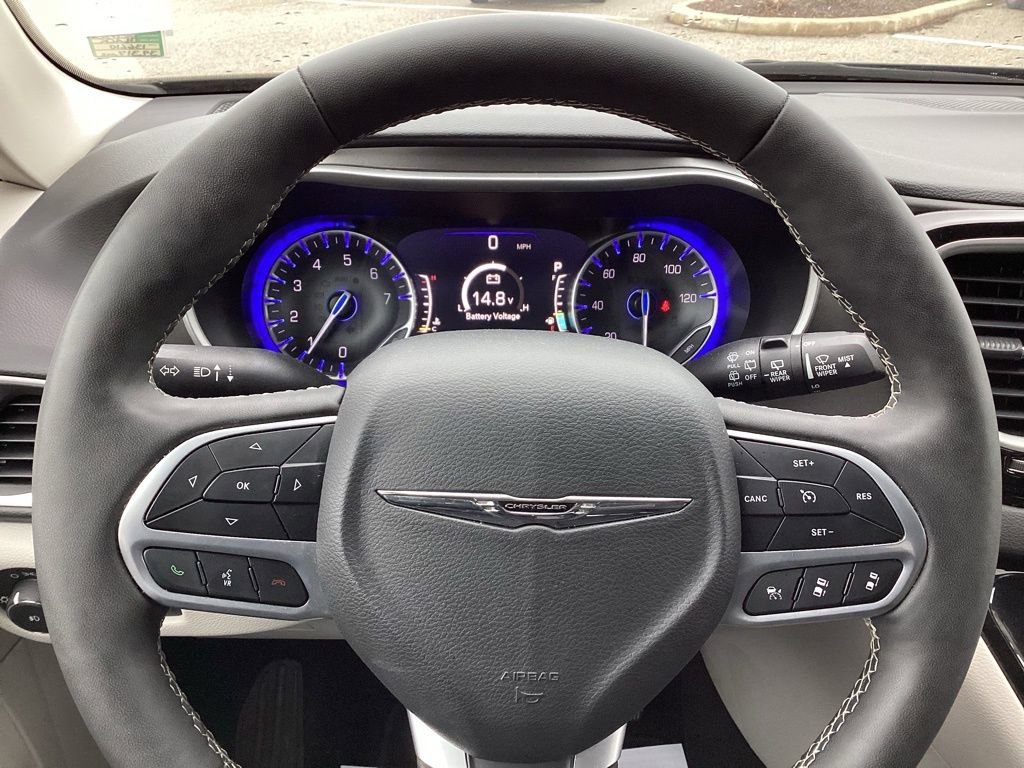 Used 2024 Chrysler Pacifica Touring-L image 36