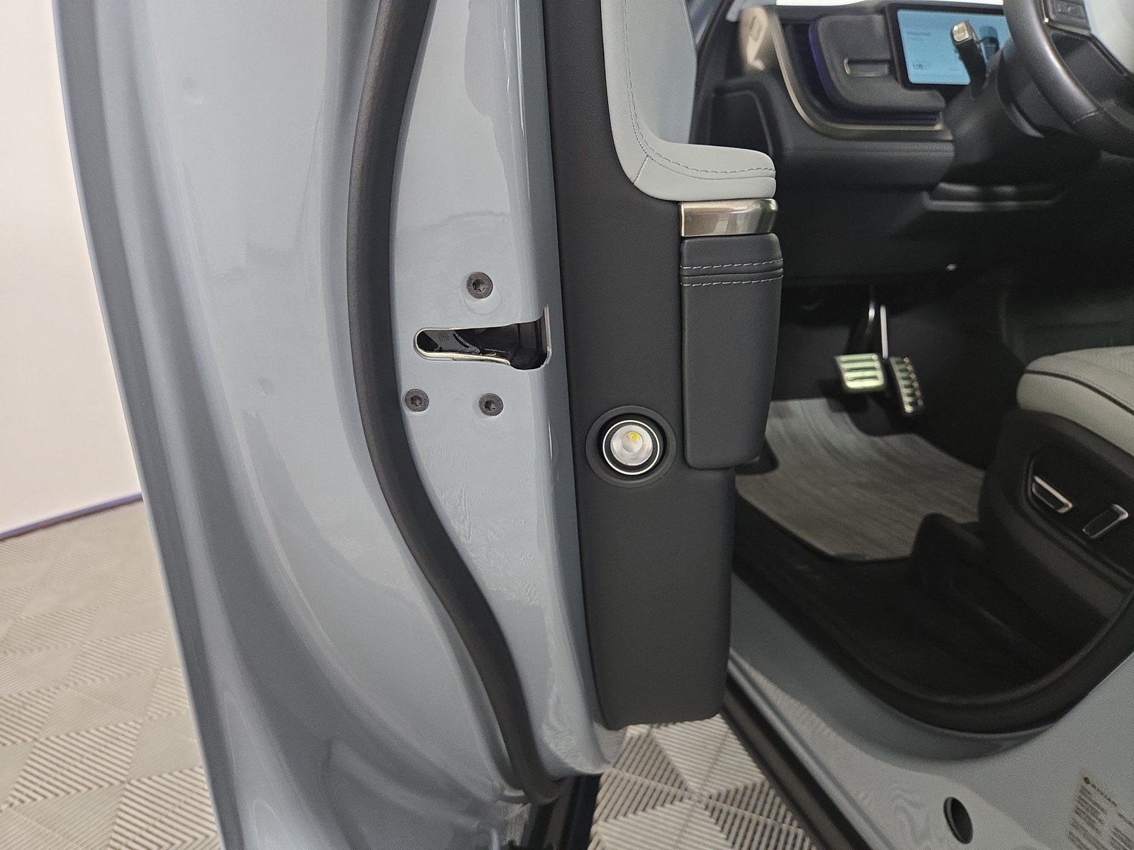 Used 2024 Rivian R1S Adventure AWD/4WD image 32