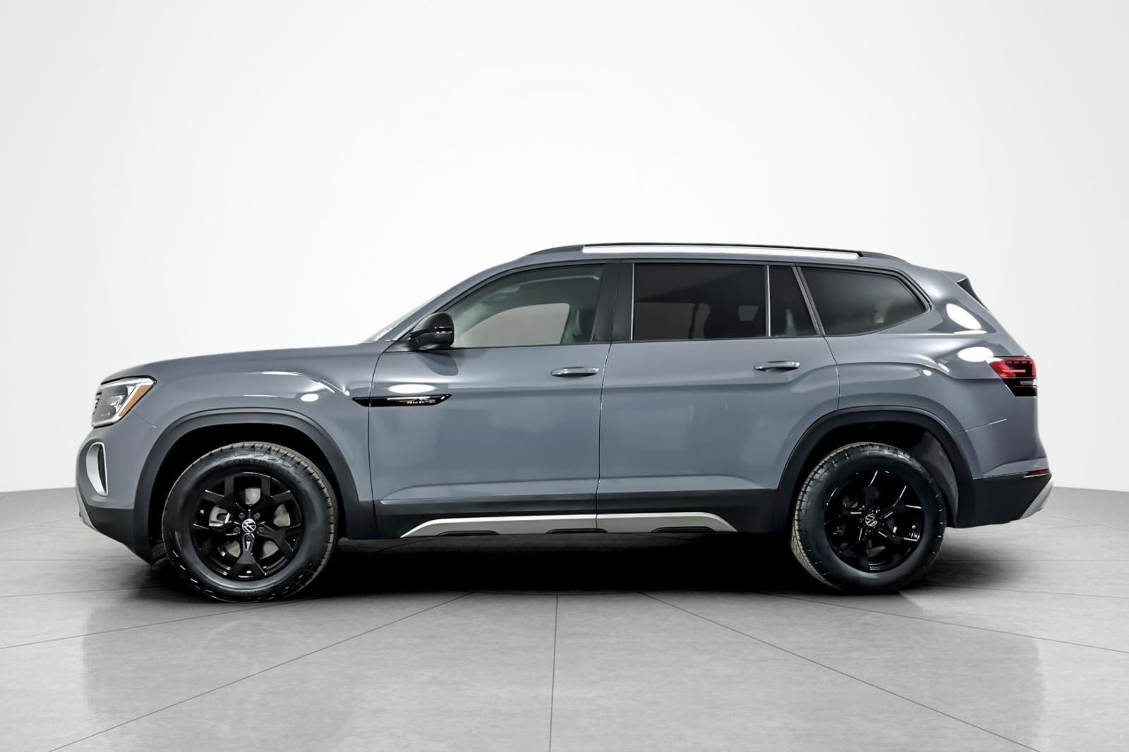 Used 2024 Volkswagen Atlas Peak Edition SE image 2