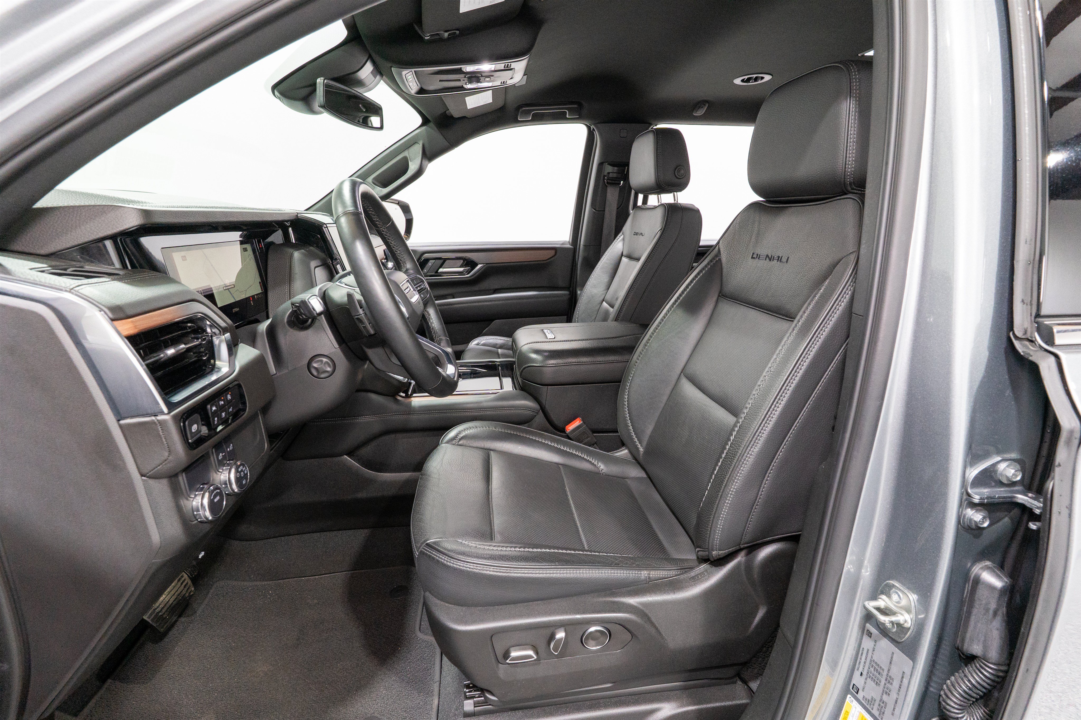 Used 2025 GMC Yukon XL Denali RWD image 16