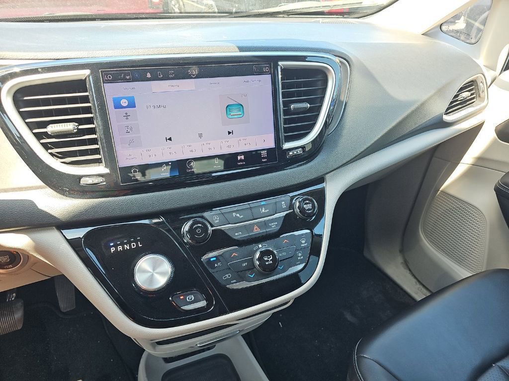 Used 2023 Chrysler Pacifica Touring-L FWD image 5