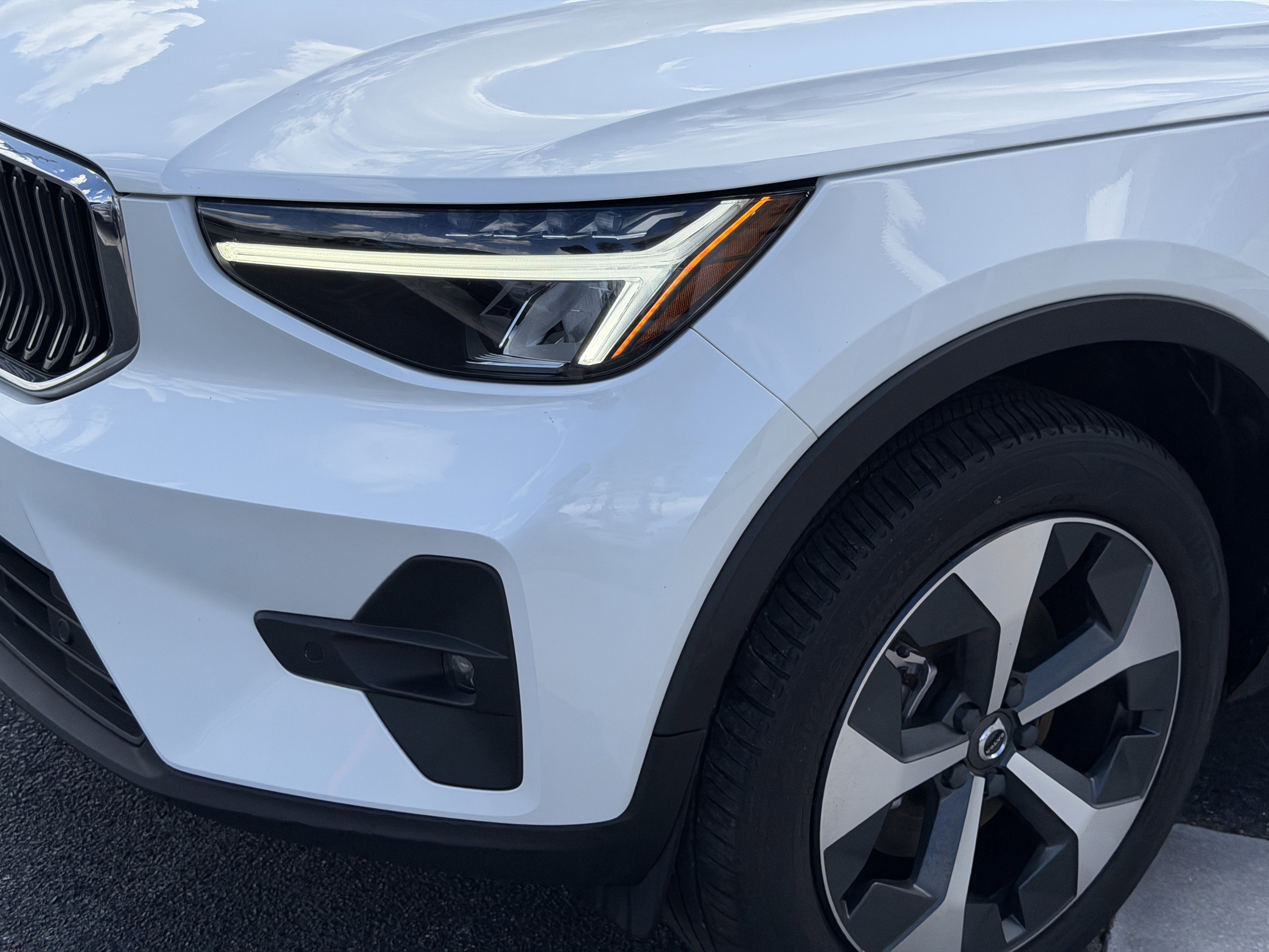Certified 2023 Volvo XC40 B5 Plus w/ Protection Package Premier image 7