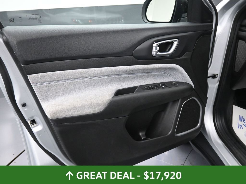 Used 2024 Jeep Compass Latitude image 29