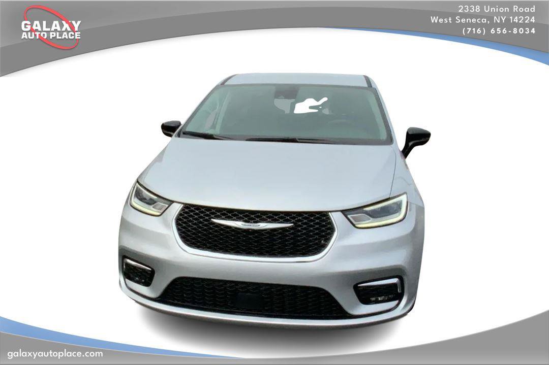 Used 2024 Chrysler Pacifica Touring-L FWD image 2