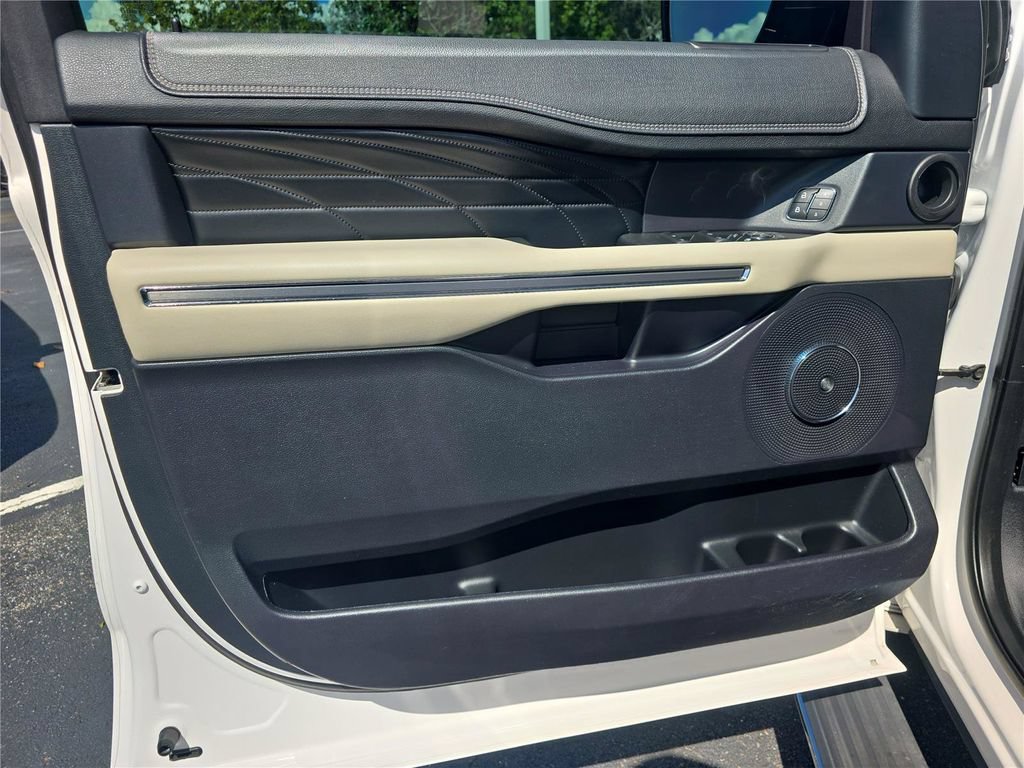 Used 2018 Ford Expedition Platinum RWD image 16