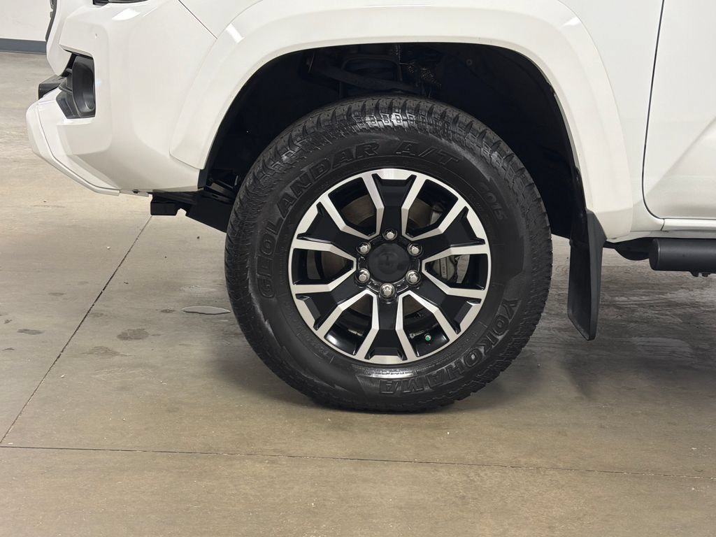 Used 2020 Toyota Tacoma TRD Sport AWD/4WD image 11