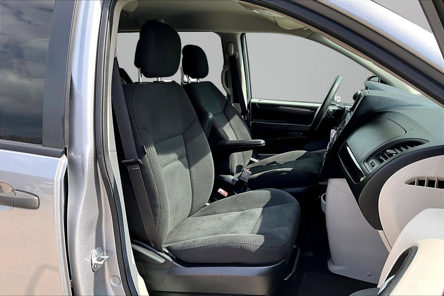 Used 2020 Dodge Grand Caravan SE w/ UConnect Hands-Free Group image 7