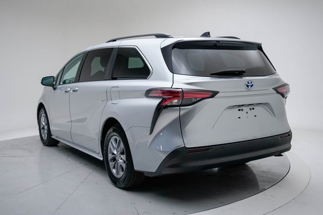 Used 2021 Toyota Sienna LE image 3