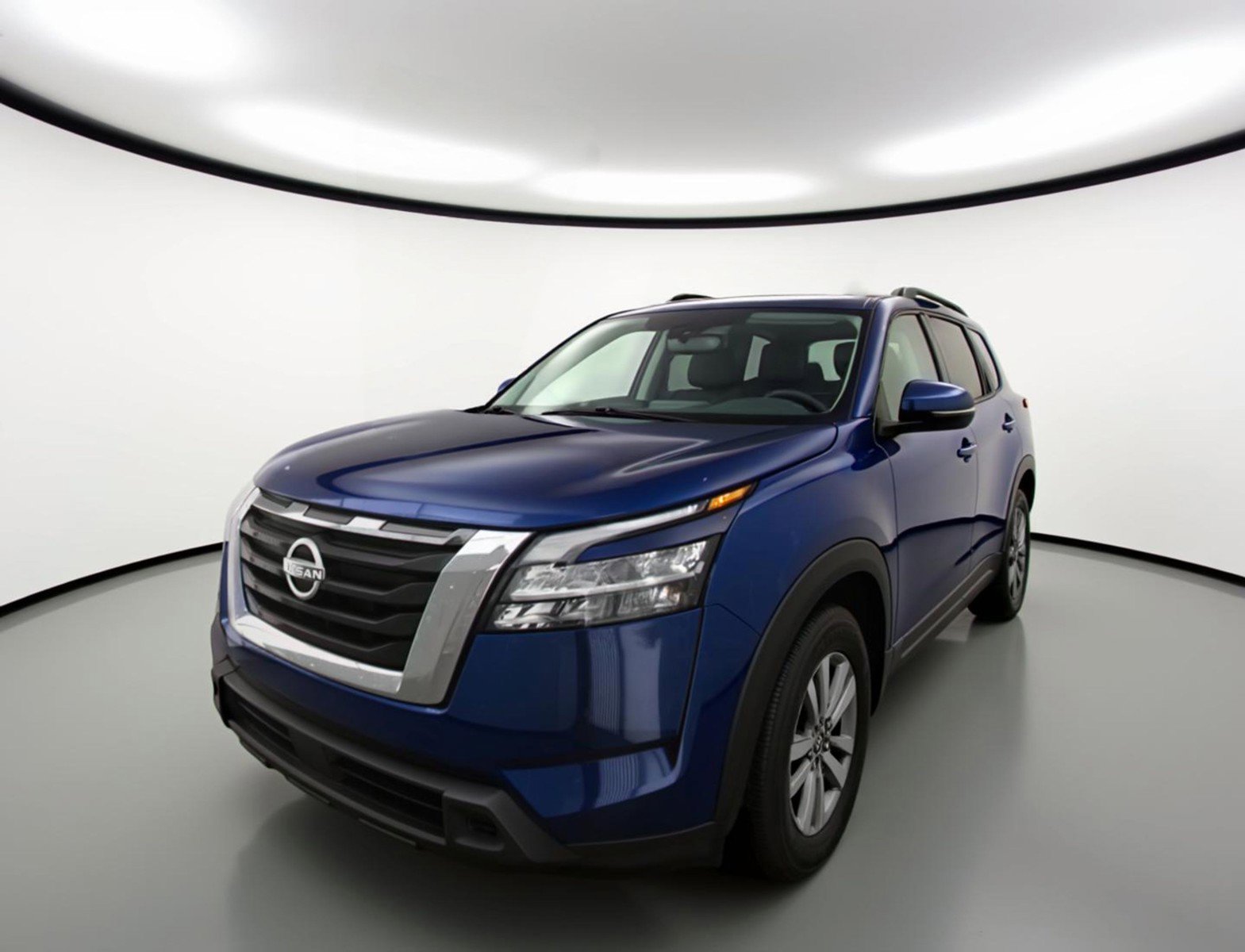 Used 2025 Nissan Pathfinder SV image 3