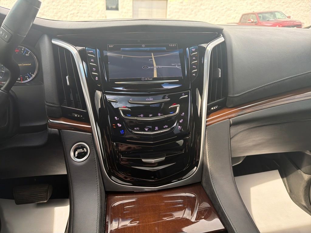 Used 2020 Cadillac Escalade Luxury w/ Escalade Sport Edition image 17