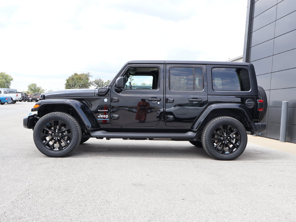 Used 2023 Jeep Wrangler Unlimited Sahara w/ Cold Weather Group AWD/4WD image 2