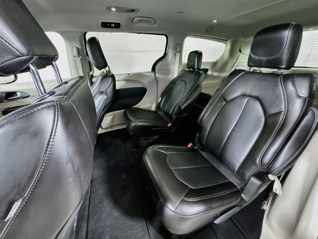 Used 2024 Chrysler Pacifica Touring-L FWD image 23