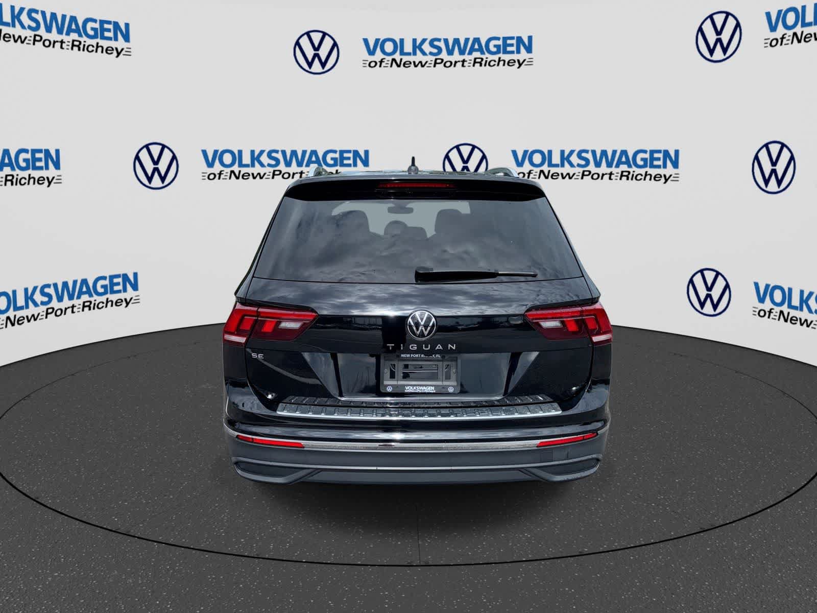 Used 2024 Volkswagen Tiguan SE w/ Panoramic Sunroof Package FWD image 13