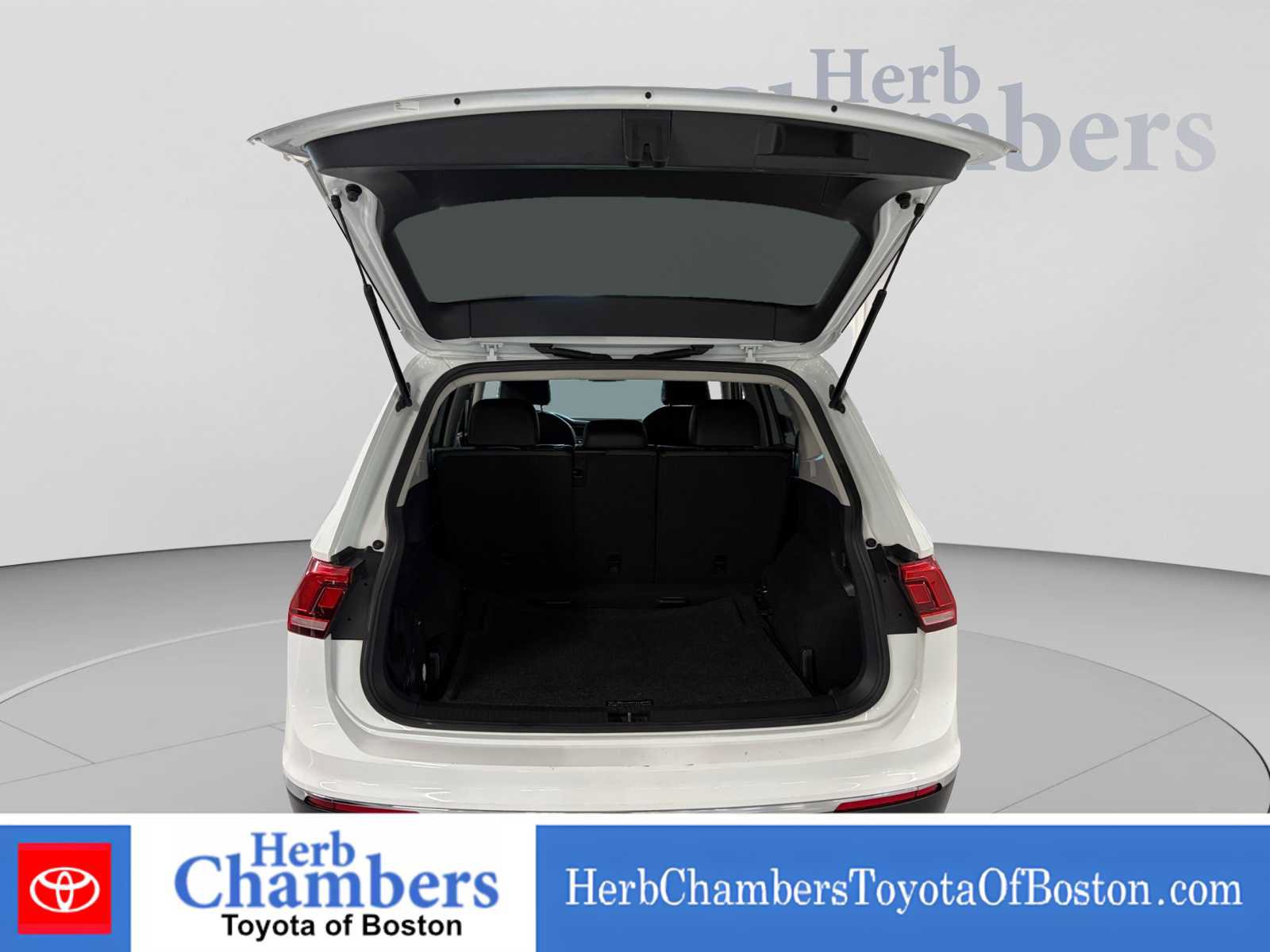 Used 2018 Volkswagen Tiguan SE w/ Panoramic Sunroof Package AWD/4WD image 4